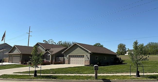 Additional photo of property located at 2442 E Marion St