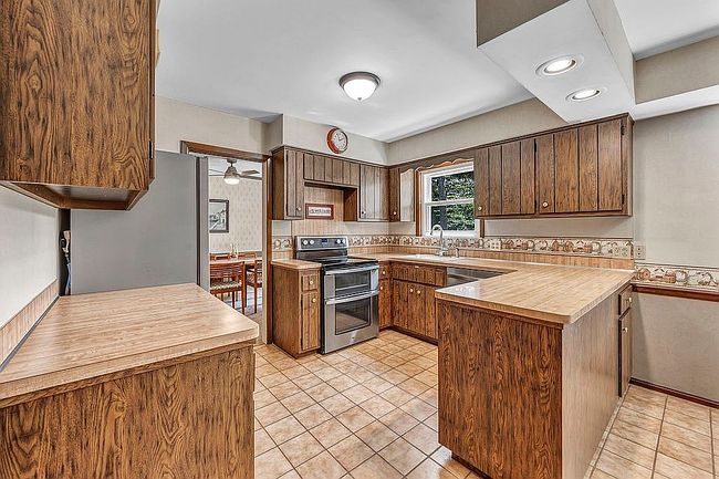 Photo of 624 Millard Dr, Bay Village, OH