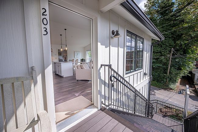 Additional photo 3 of property located at 118 Oak Crescent Cir