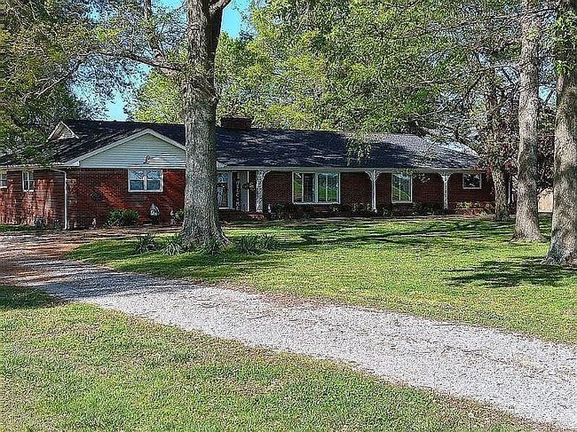 Image of 1015 Lake Dr