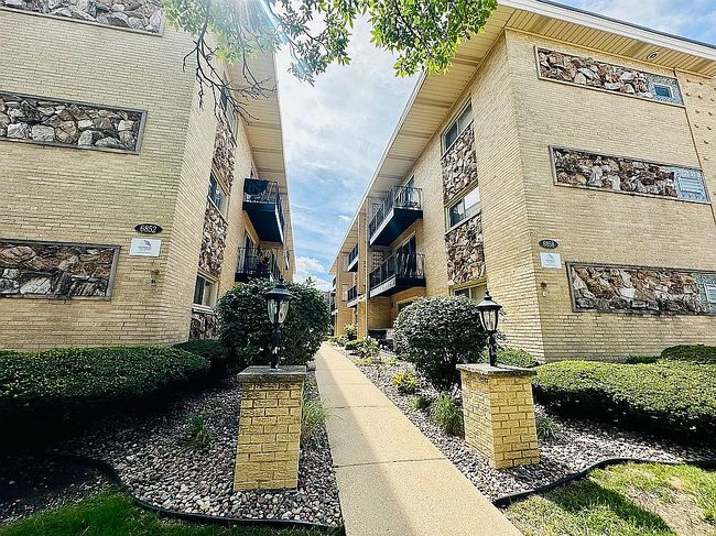 Preview of property located at 6852 N Northwest Hwy Apt 2B