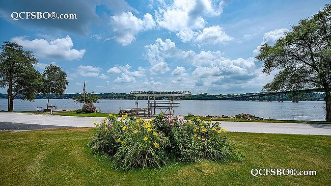 Photo of 1403 Canal Shore Dr Sw, Le Claire, IA