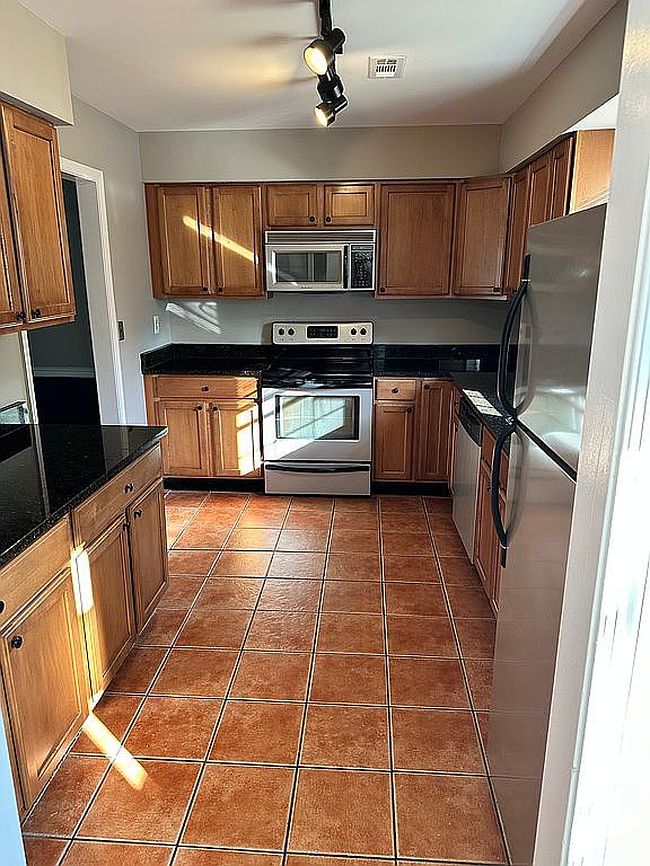 Image of 165 Fairfield Dr #C