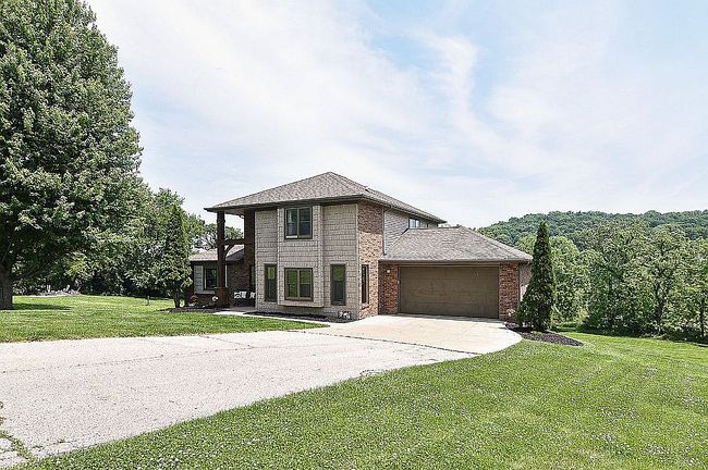 Photo of 11184 Woodview Dr, Dubuque, IA