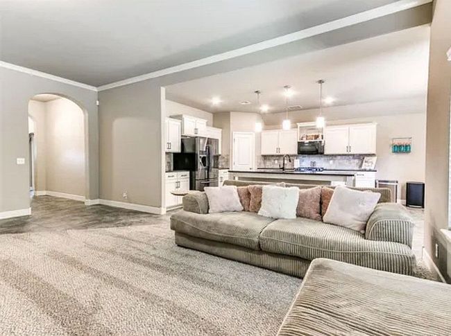 Additional photo 3 of property located at 2601 W Albuquerque St