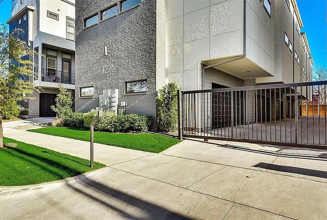 Image of 4226 Roseland Ave #203