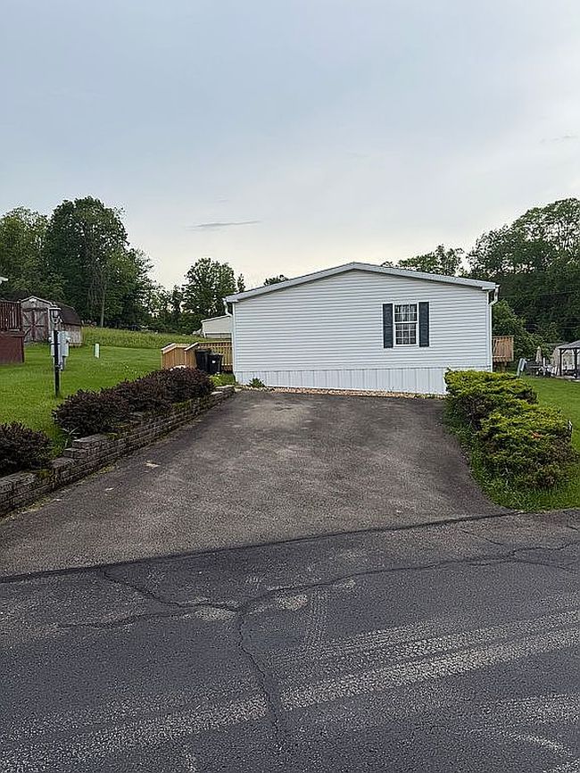 Photo of 4 Colonial Dr, Bentleyville, PA