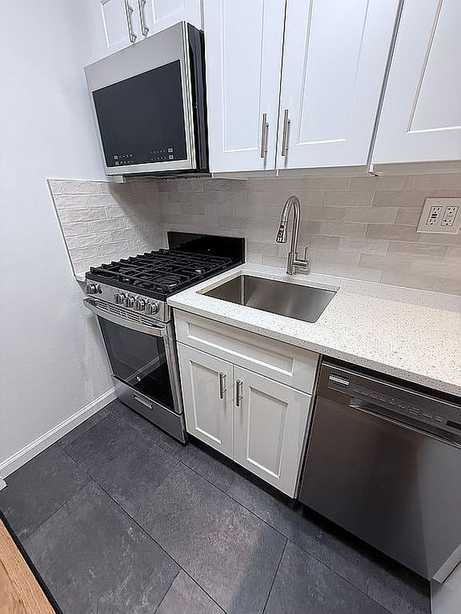 Photo of 828 Pelhamdale Ave Apt 4K, New Rochelle, NY