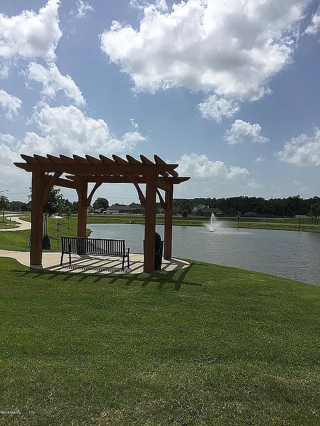 Photo of 102 Fallen Oak Ln, Youngsville, LA