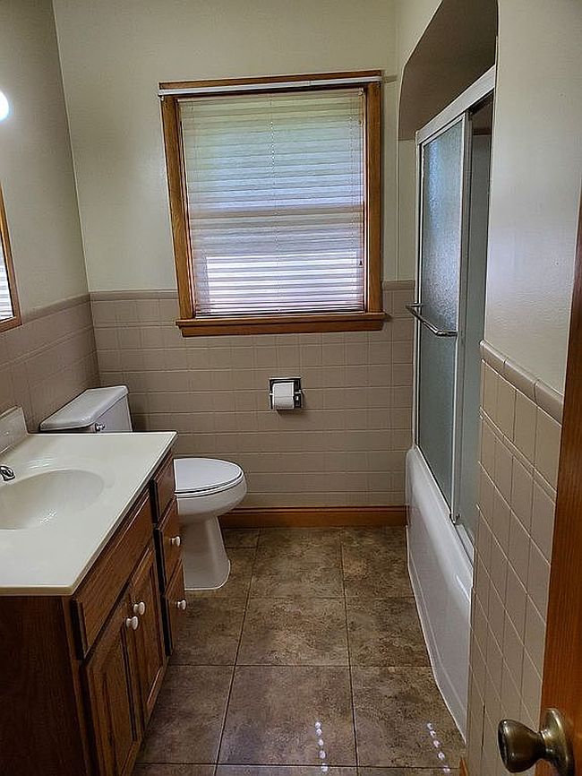Photo of 601 1st St, Parkersburg, IA