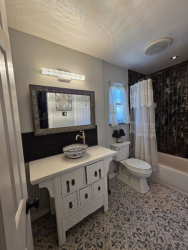 Photo of 712 Vaughn Dr, Burleson, TX