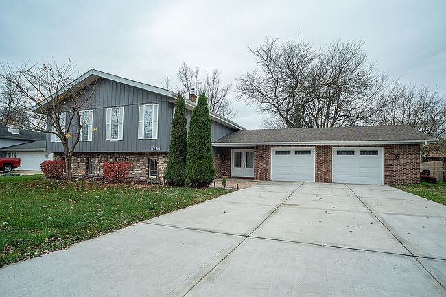 Preview of property located at 9760 W Oakridge Dr