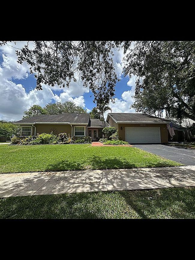 12100 Landing Way, Cooper City, FL