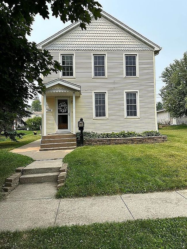 Photo of 104 N 4th St