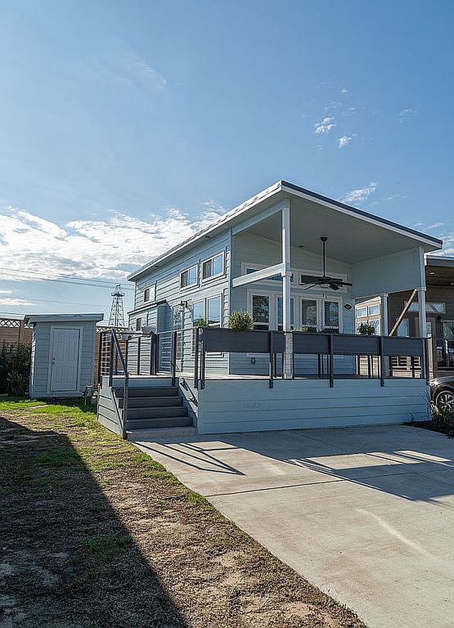 Additional photo 1 of property located at 8207 Canoga Ave Unit 26