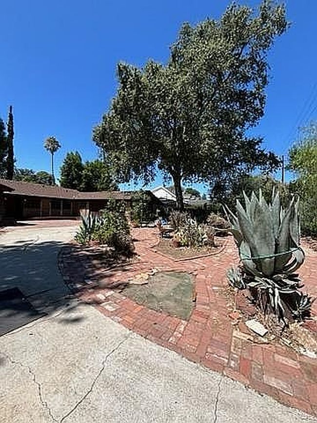 Photo of 23450 Hatteras St, Woodland Hills, CA