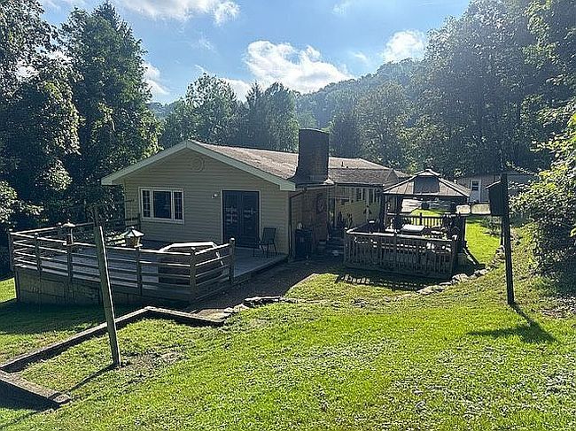 Photo of 800 Cedar Rocks Rd, Wheeling, WV