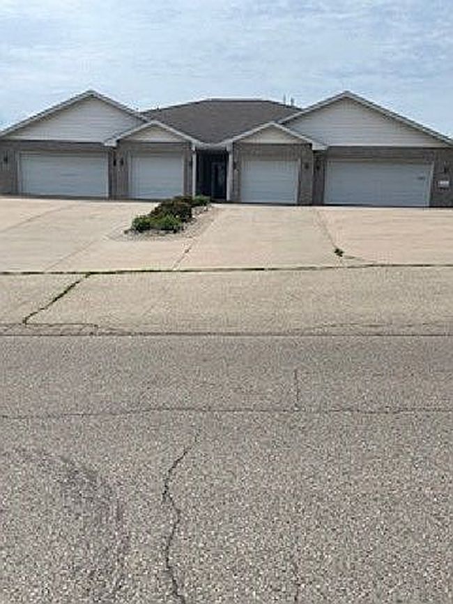 Photo of 1525 Bies Dr, Dubuque, IA