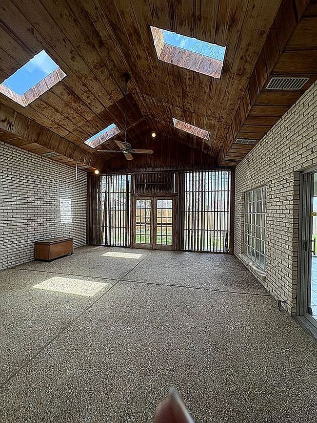 Image of 2437 Charles Dr