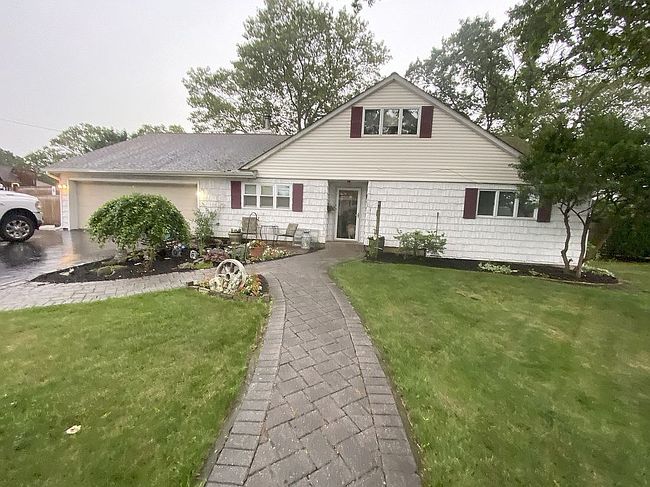 Photo of 8 Bening Ln, Holbrook, NY