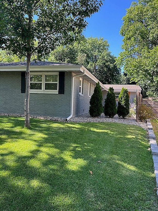 Photo of 1800 Kenmar Dr, Manhattan, KS