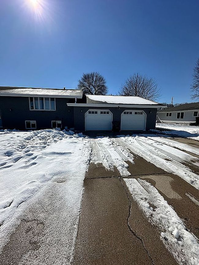 Additional photo 3 of property located at 912 9th St Ne