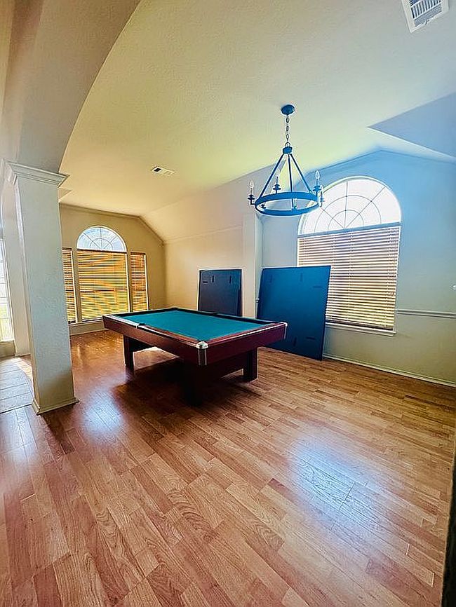 Photo of 10100 Saint James St, Fort Worth, TX