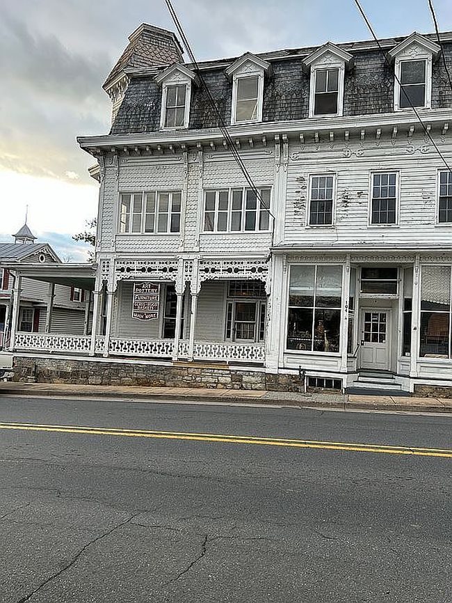 Photo of 102 N Main St, Edinburg, VA