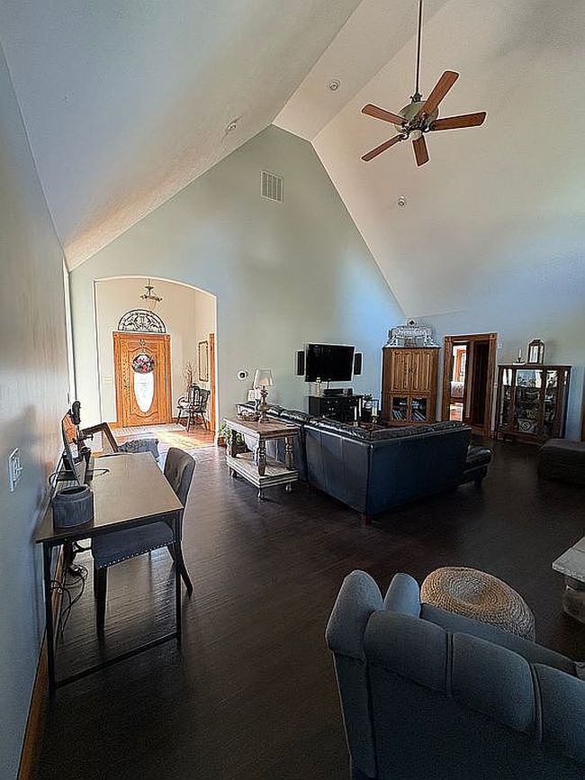 Photo of 628 Leeward Ct, Ithaca, MI
