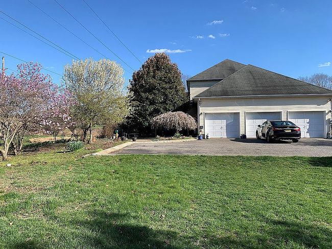 Photo of 6 Twin Ponds Trl, Colts Neck, NJ
