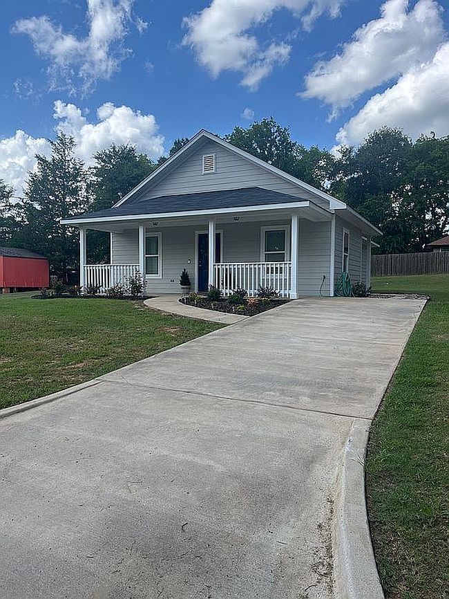 Photo of 129 E Miller St, Gladewater, TX