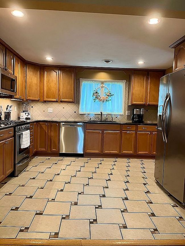 Preview of property located at 610 Oak Ln