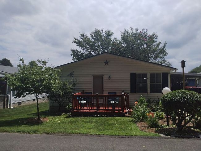 Photo of 551 Dove Trl, Hendersonville, NC