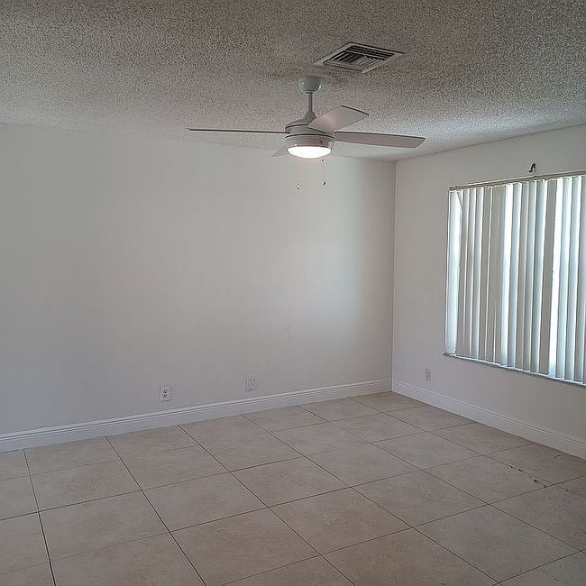 Image of 1490 N Mangonia Cir
