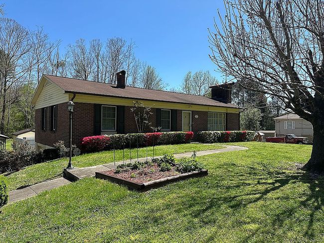 Photo of 902 Meadowood Dr Ne