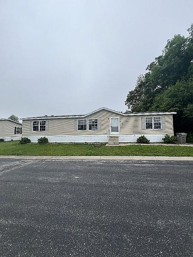 Photo of 4247 Hunters Pointe, Fort Wayne, IN