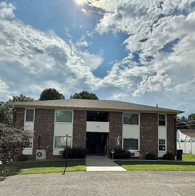 Photo of 1707 N Main St Apt C2, Mount Airy, NC
