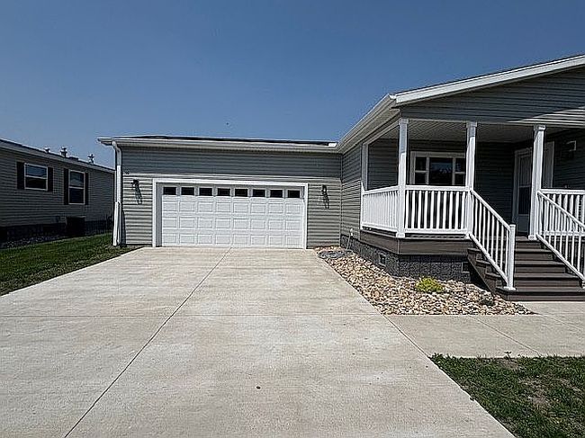 Photo of 9602 Bishop Dr Unit 33, West Des Moines, IA