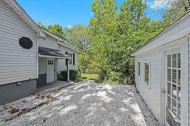 Image of 160 River Rd
