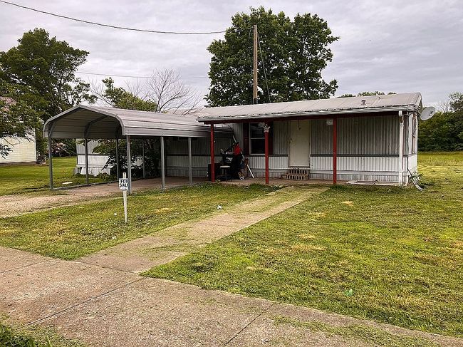 Photo of 121 S 3rd St, Rosiclare, IL