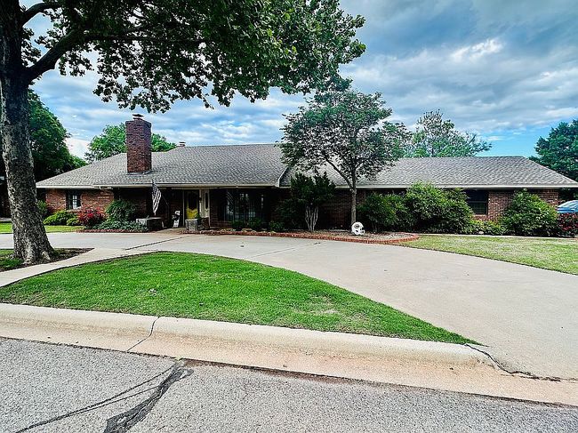 Photo of 321 Red Frk, Clinton, OK