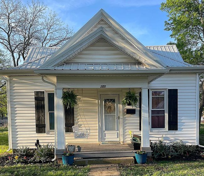 Image of 208 E 3rd Ave