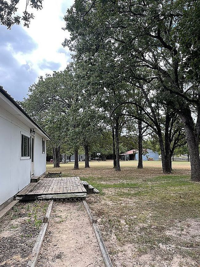 Photo of 984 W Us Highway 84 #1, Teague, TX