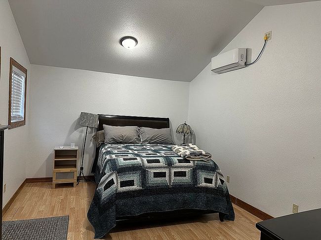 Image of 404 W Lakeview Ln