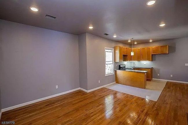 Image of 399 E 28th St