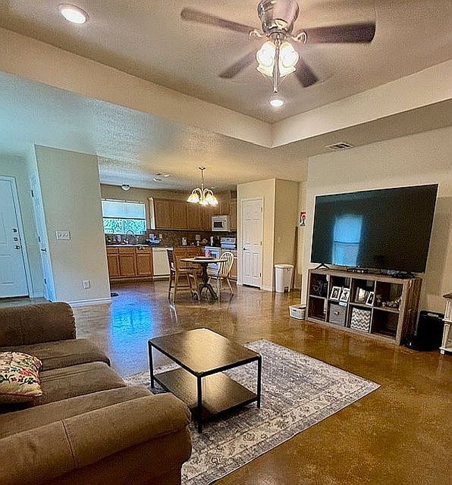 Photo of 1109 E Avenue F, Lampasas, TX