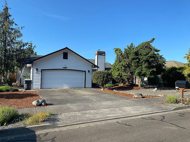 Image of 861 E Oak St