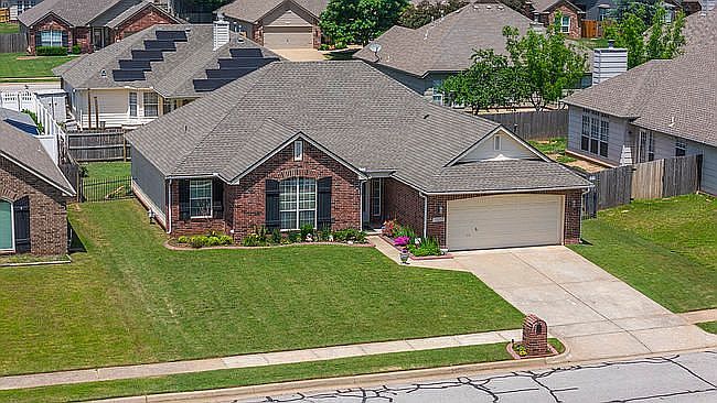 Additional photo 3 of property located at 10205 E 114th Pl S