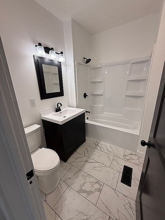 Photo of 242 Walnut St, Clinton, IN