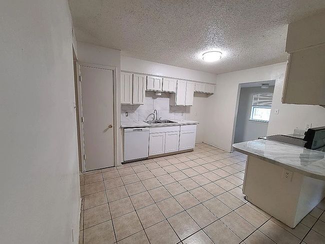 Photo of 218 Volunteer Dr, Arlington, TX